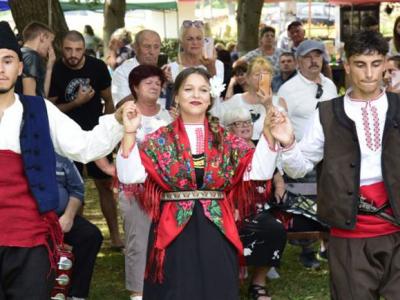 Descendentes de antigas famílias reunidas na aldeia de Zheleznitsa