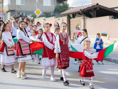 Mais de 2.000 pessoas subiram ao palco do sétimo festival de folclore “Toquei, cantei, dancei” na aldeia de Banya